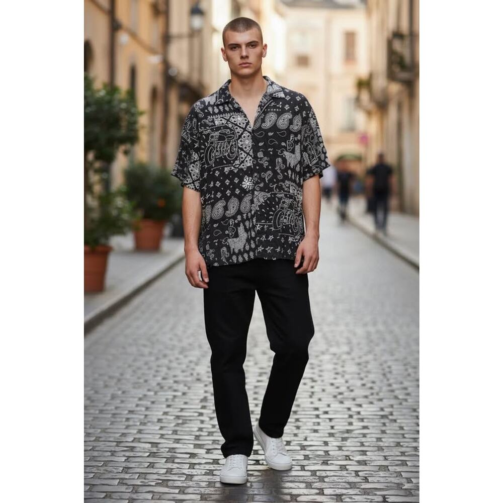 No Boundaries M Men's Black White Bandana Print Short Sleeve Shirt - Picture 2 of 8